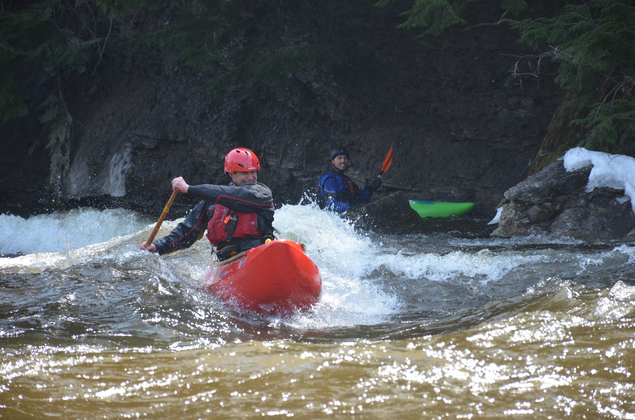 Pagayeur en eau vive Pagayeur en canot solo dans un rapide sur la rivière Saint-Charles
