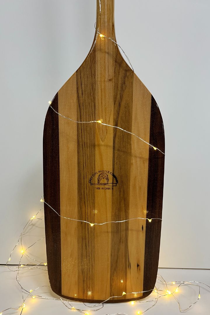 Aviron Hammerhead Grey Owl à 20% de rabais Aviron en bois entourée de lumières