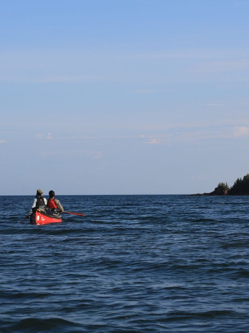 Canot muni d'une toile de pontage sur un lac Équipe d'Expé Boréale sur les Grands Lacs