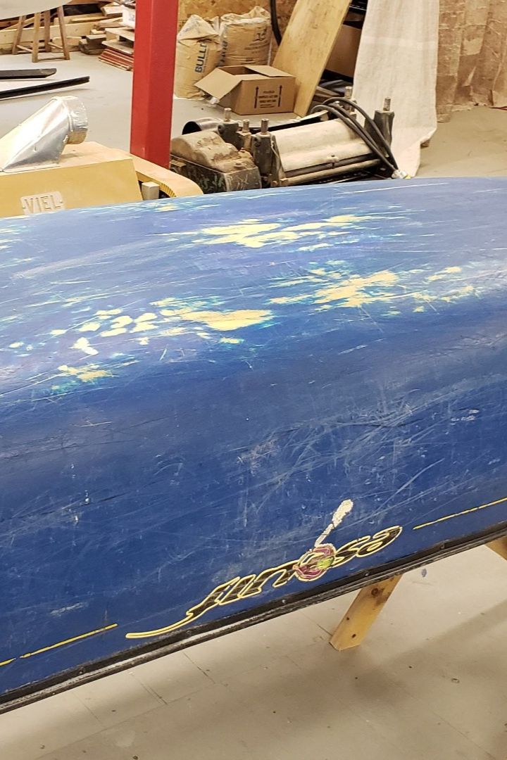 Coque d'un canot en plastique délaminée Coque d'un canot en plastique délaminée avec l'apparition de tâches blanches