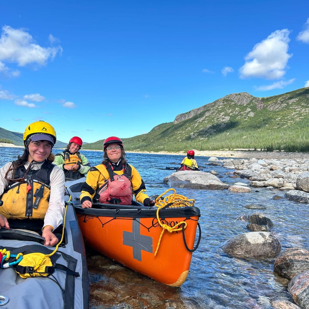 L'expédition sur la rivière George, jusqu'à la Baie d'Ungava Canot double sur un grand lac
